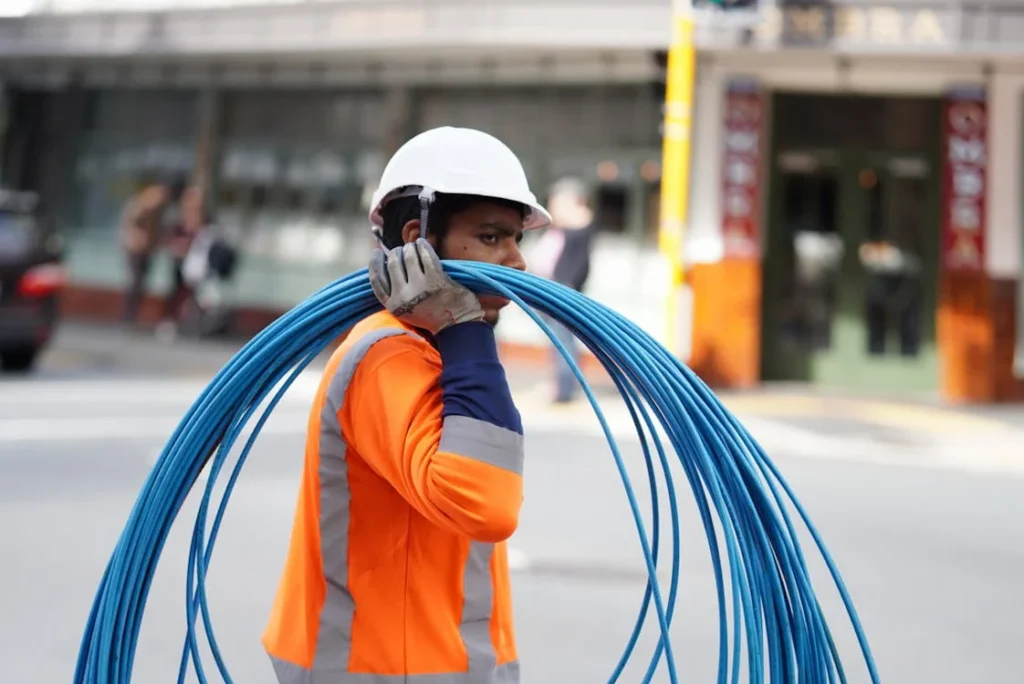 Obreros ejecutando obras de rehabilitación con medidas de seguridad